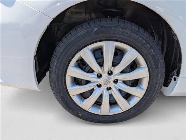 Photo of 2013 Super White Toyota Corolla