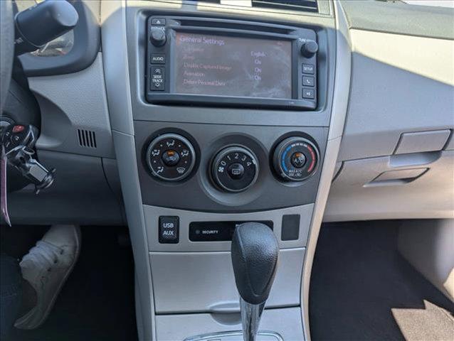 Photo of 2013 Super White Toyota Corolla