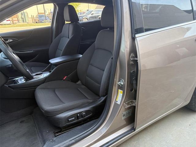 Photo of 2018 Sandy Ridge Metallic Chevrolet Malibu