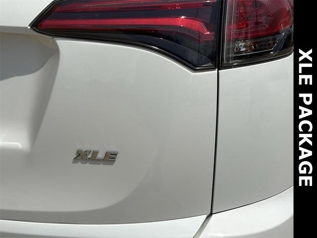 Photo of 2018 Super White Toyota RAV4