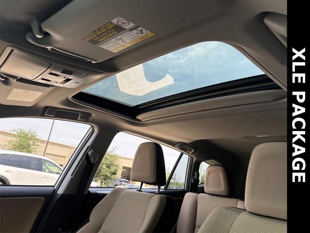 Photo of 2018 Super White Toyota RAV4