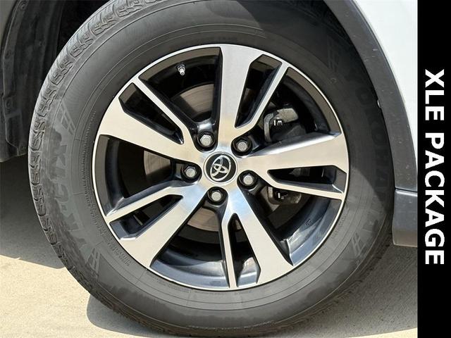 Photo of 2018 Super White Toyota RAV4