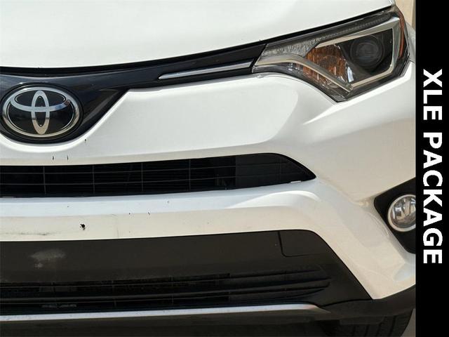 Photo of 2018 Super White Toyota RAV4