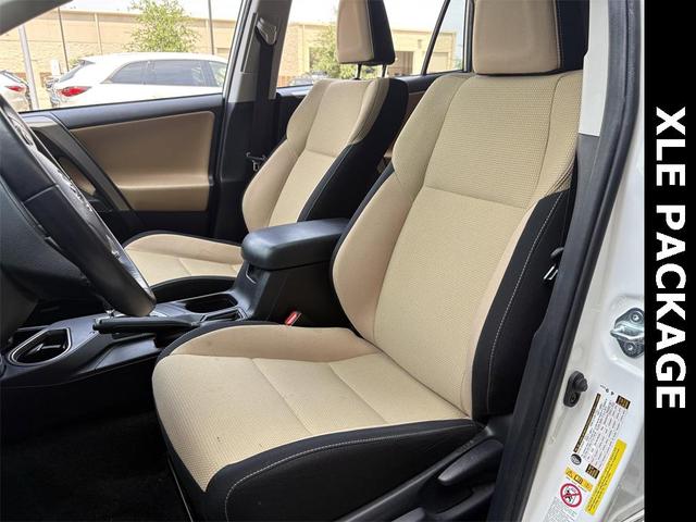Photo of 2018 Super White Toyota RAV4