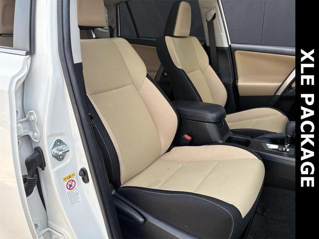 Photo of 2018 Super White Toyota RAV4