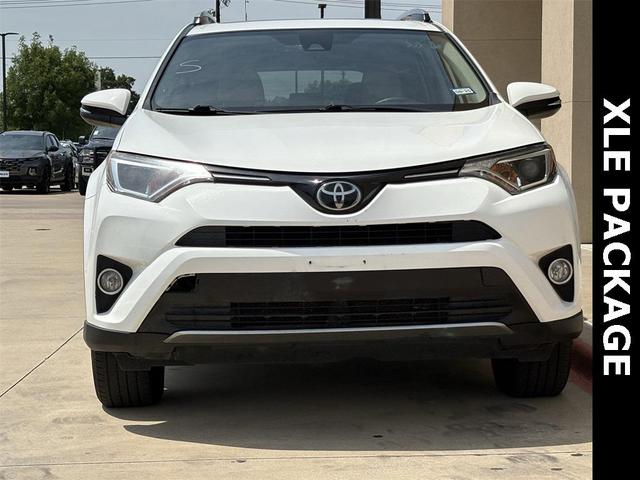 Photo of 2018 Super White Toyota RAV4