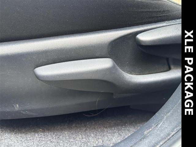 Photo of 2018 Super White Toyota RAV4