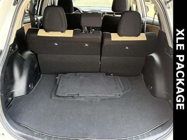 Photo of 2018 Super White Toyota RAV4