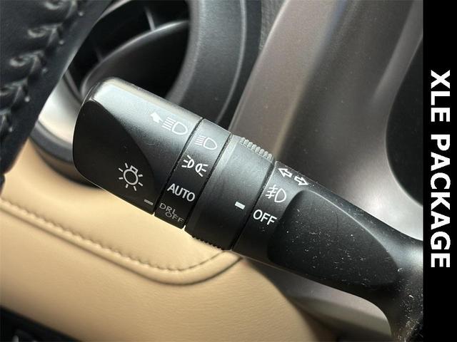 Photo of 2018 Super White Toyota RAV4
