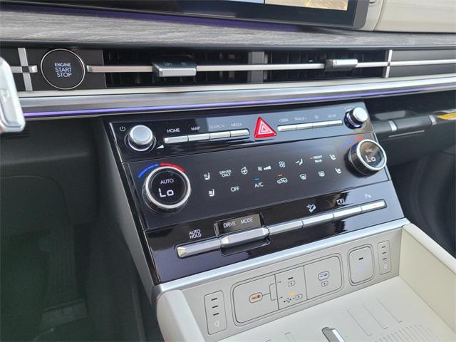 Photo of 2025 Shimmering Silver Hyundai SANTA FE HEV