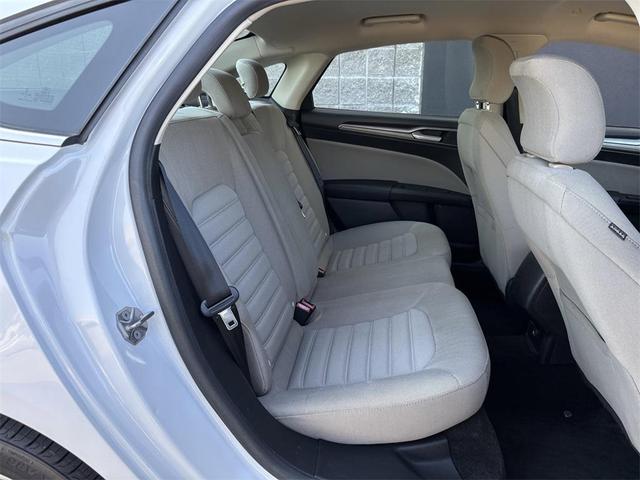 Photo of 2018 Oxford White Ford Fusion Hybrid