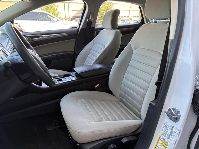 Photo of 2018 Oxford White Ford Fusion Hybrid