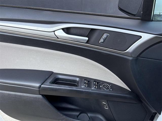 Photo of 2018 Oxford White Ford Fusion Hybrid