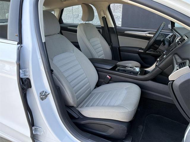 Photo of 2018 Oxford White Ford Fusion Hybrid