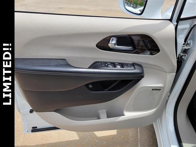 Photo of 2022 Bright White Clearcoat Chrysler Pacifica Hybrid