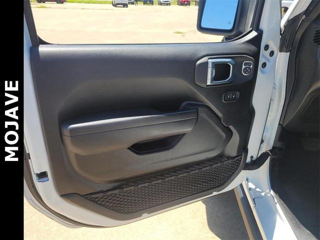 Photo of 2022 Bright White Clearcoat Jeep Gladiator