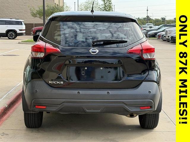 Photo of 2020 Super Black Nissan Kicks
