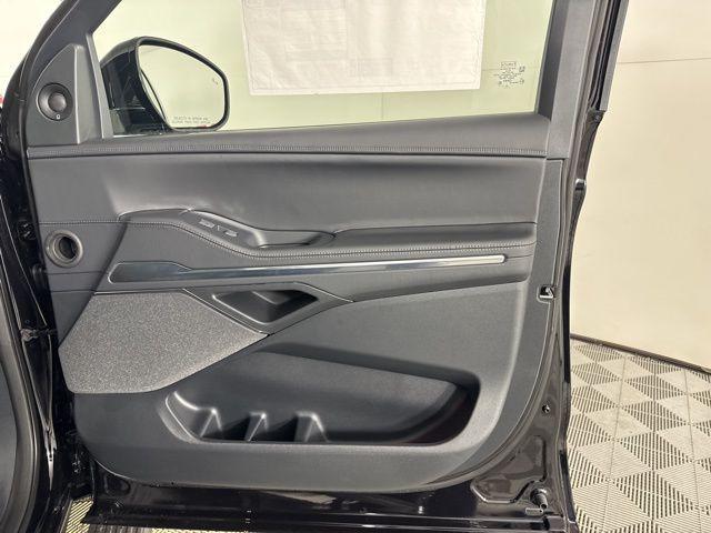 Photo of 2025 Infinite Black Metallic Clearcoat Lincoln Navigator