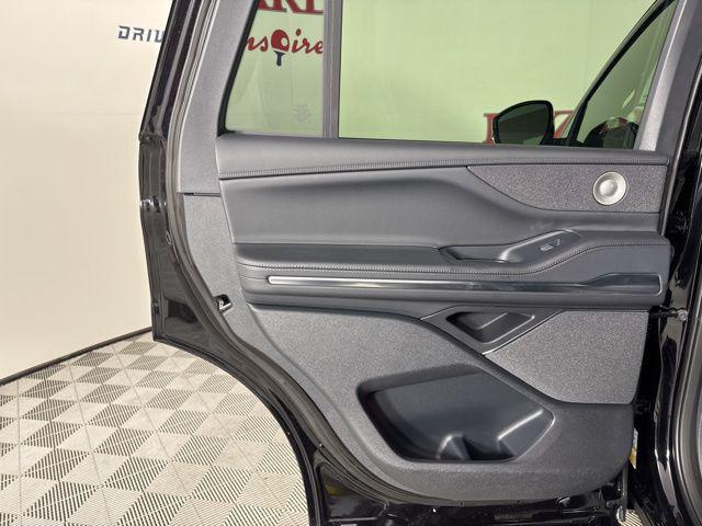 Photo of 2025 Infinite Black Metallic Clearcoat Lincoln Navigator