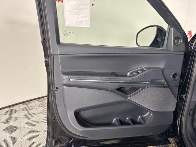 Photo of 2025 Infinite Black Metallic Clearcoat Lincoln Navigator