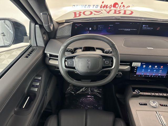 Photo of 2025 Infinite Black Metallic Clearcoat Lincoln Navigator