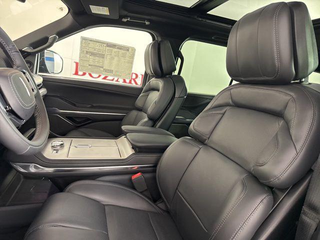 Photo of 2025 Infinite Black Metallic Clearcoat Lincoln Navigator