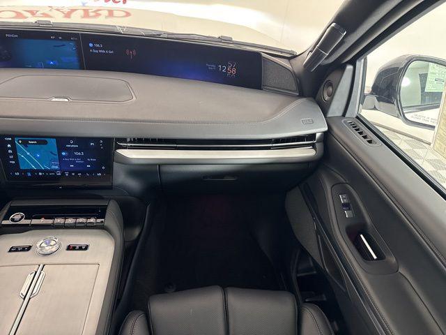Photo of 2025 Pristine White Metallic Tri-Coat Lincoln Navigator