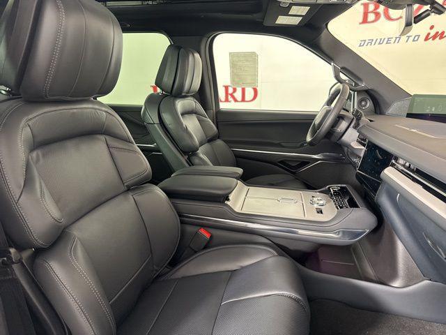 Photo of 2025 Pristine White Metallic Tri-Coat Lincoln Navigator