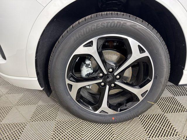 Photo of 2025 Star White Metallic Tri-Coat Ford Escape