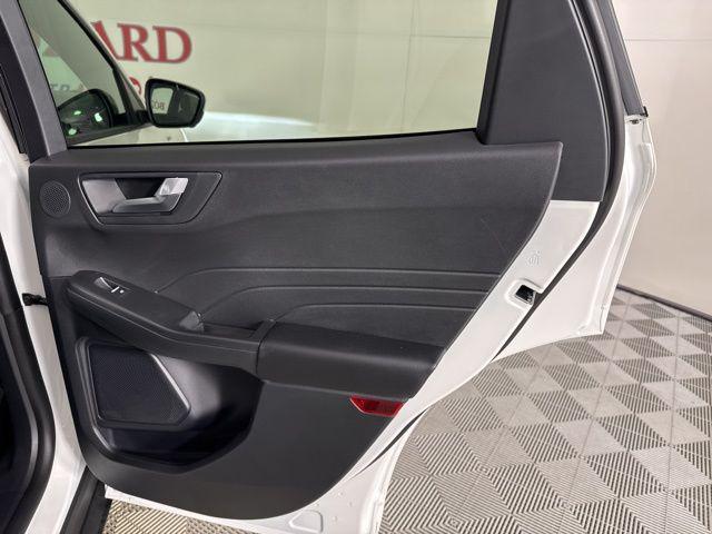 Photo of 2025 Star White Metallic Tri-Coat Ford Escape
