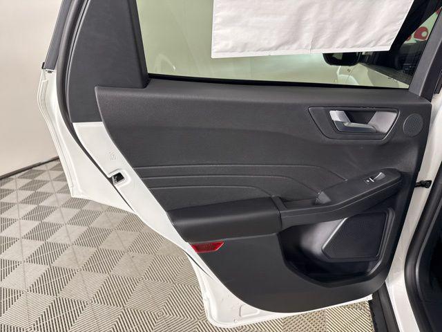 Photo of 2025 Star White Metallic Tri-Coat Ford Escape
