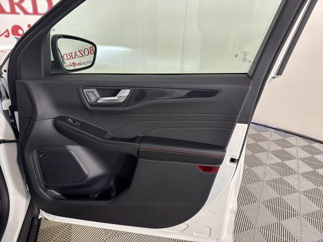 Photo of 2025 Star White Metallic Tri-Coat Ford Escape