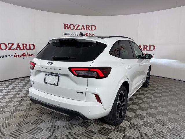 Photo of 2025 Star White Metallic Tri-Coat Ford Escape