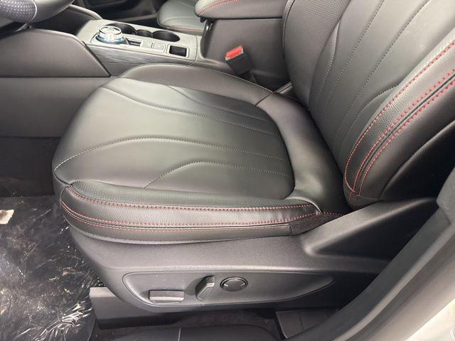 Photo of 2025 Star White Metallic Tri-Coat Ford Escape