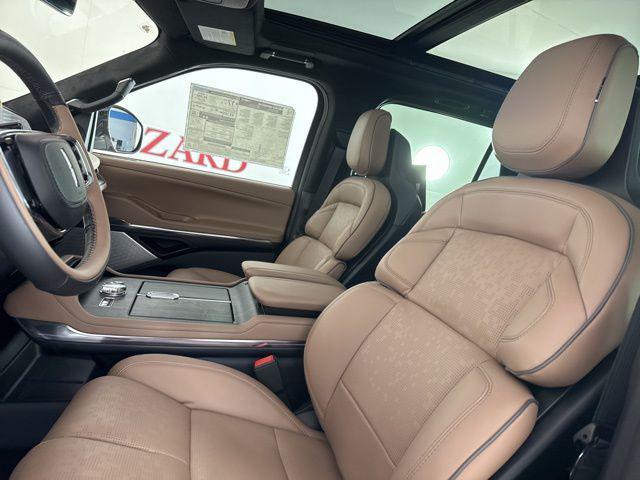 Photo of 2025 Pristine White Metallic Tri-Coat Lincoln Navigator
