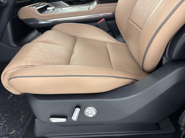 Photo of 2025 Pristine White Metallic Tri-Coat Lincoln Navigator