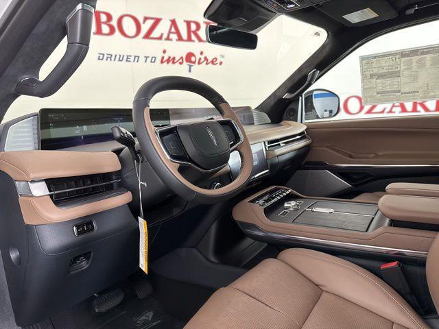 Photo of 2025 Pristine White Metallic Tri-Coat Lincoln Navigator