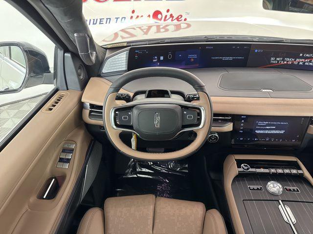 Photo of 2025 Pristine White Metallic Tri-Coat Lincoln Navigator