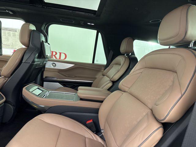 Photo of 2025 Pristine White Metallic Tri-Coat Lincoln Navigator