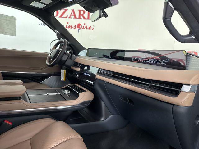 Photo of 2025 Pristine White Metallic Tri-Coat Lincoln Navigator