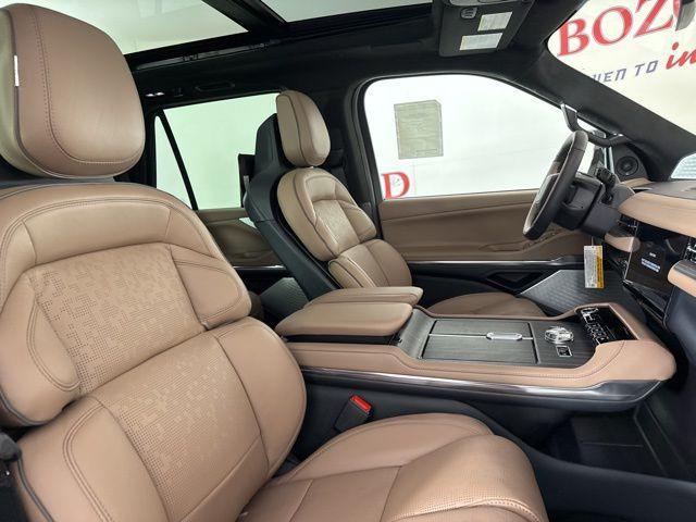 Photo of 2025 Pristine White Metallic Tri-Coat Lincoln Navigator