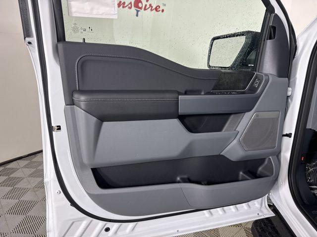 Photo of 2025 Oxford White Ford F-150 Lightning