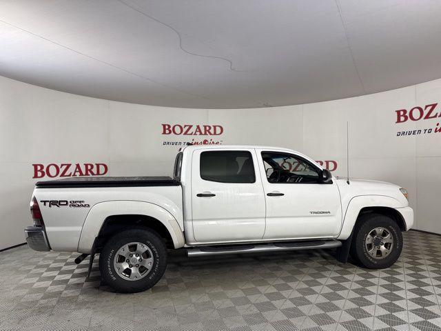 Photo of 2015 Super White Toyota Tacoma