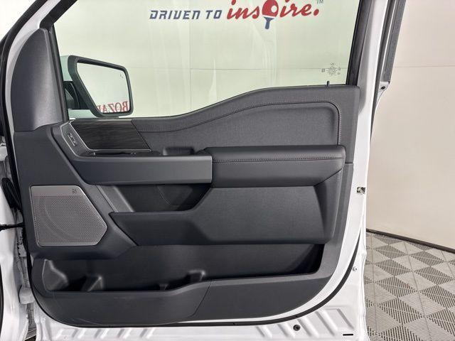 Photo of 2025 Oxford White Ford F-150 Lightning
