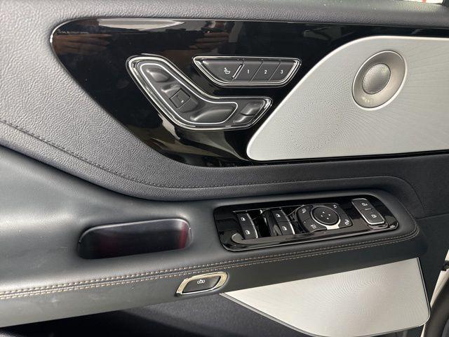 Photo of 2025 Pristine White Metallic Tri-Coat Lincoln Aviator