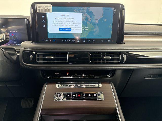 Photo of 2025 Pristine White Metallic Tri-Coat Lincoln Aviator