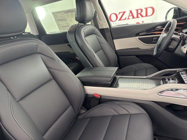 Photo of 2025 White Platinum Metallic Tri-Coat Lincoln Nautilus