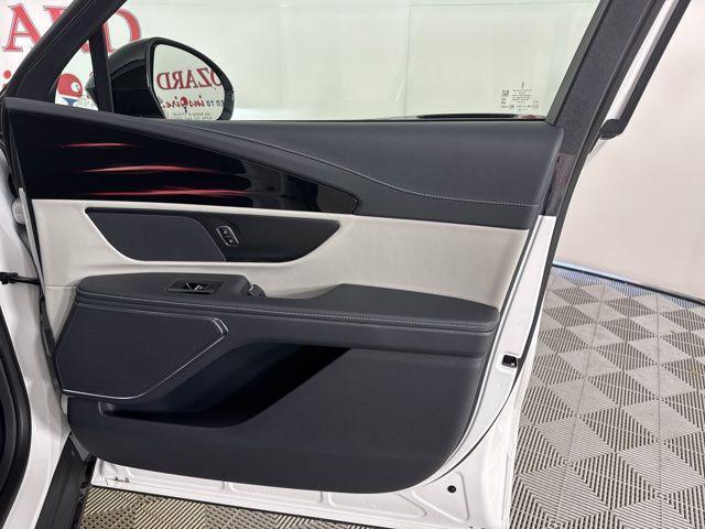 Photo of 2025 White Platinum Metallic Tri-Coat Lincoln Nautilus
