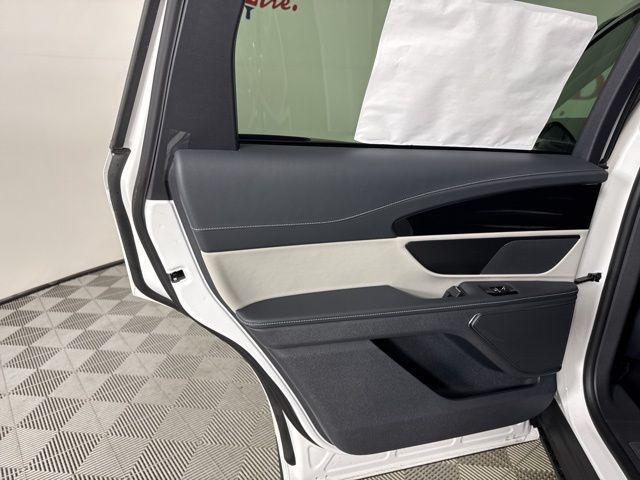 Photo of 2025 White Platinum Metallic Tri-Coat Lincoln Nautilus