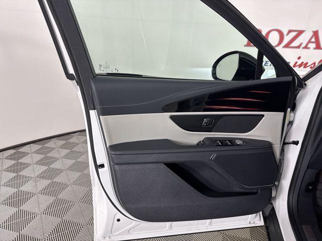 Photo of 2025 White Platinum Metallic Tri-Coat Lincoln Nautilus